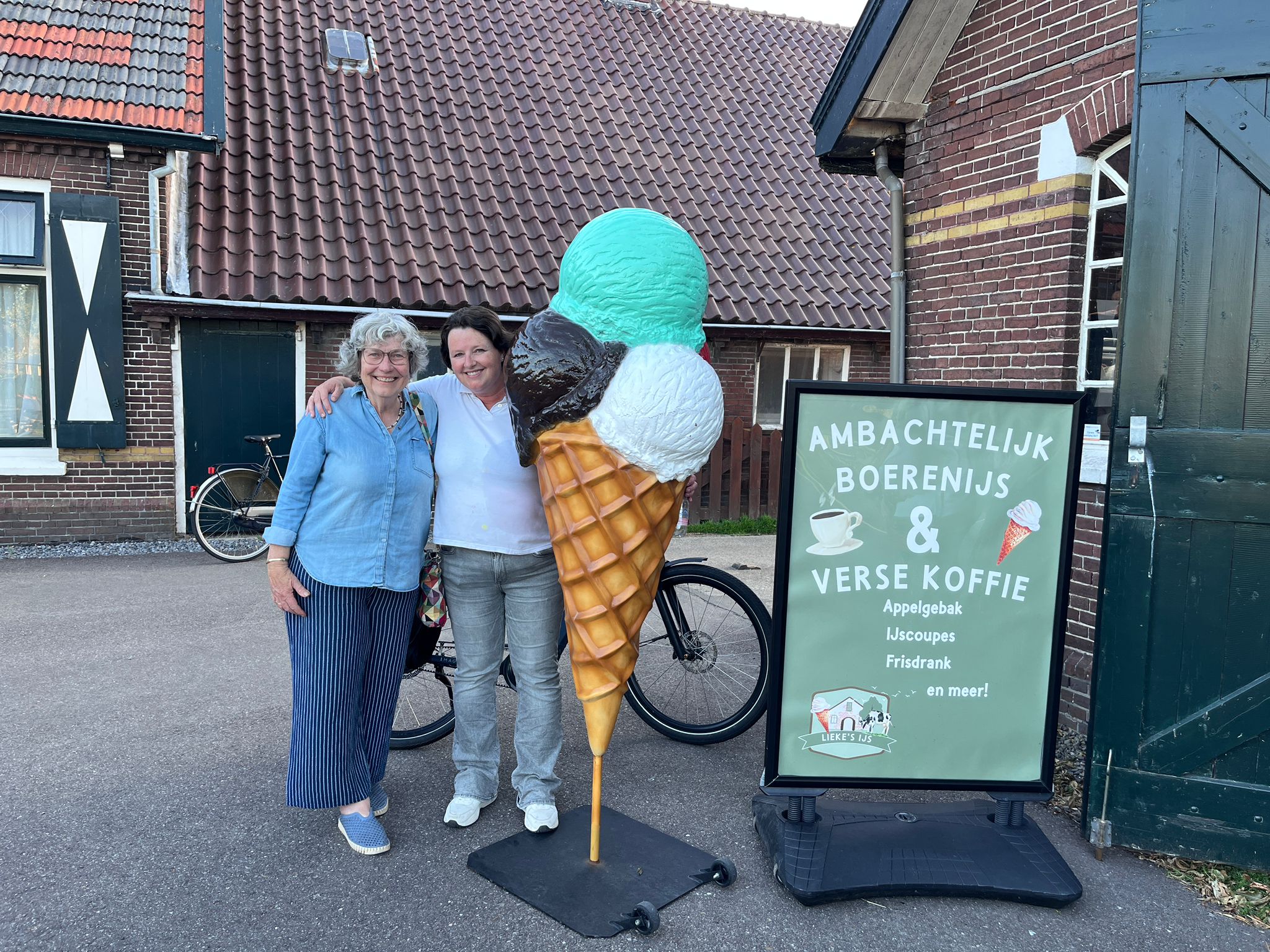 Ijsje eten bij Liekes ijs